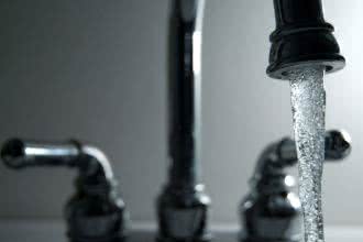 Fluoryzacja wody prowadzi do problemów z tarczycą