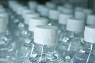 Termin ważności na butelkach z wodą