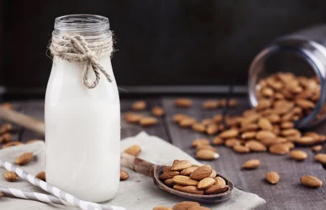 Jak przygotować w domu mleko z orzechów?