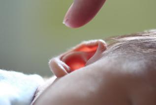 Świecowanie (konchowanie) uszu – komu pomoże, na czym polega?