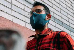 COVID-19: Dwie maski zamiast jednej lepiej chronią przed koronawirusem