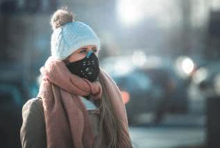 Dlaczego warto zdecydować się na maskę, gdy poruszamy się w miejscach z dużą emisją smogu?