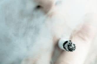 Palenie tytoniu powoduje reumatoidalne zapalenie stawów!