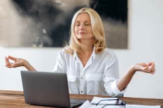 Złe samopoczucie podczas menopauzy - jak osiągnąć emocjonalną równowagę?