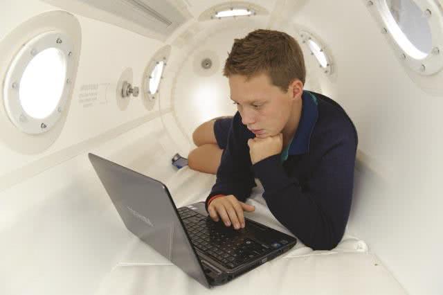 Człowiek w komorze hiperbarycznej