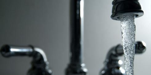 Fluoryzacja wody prowadzi do problemów z tarczycą