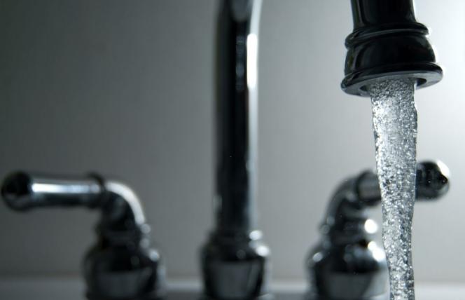 Fluoryzacja wody prowadzi do problemów z tarczycą