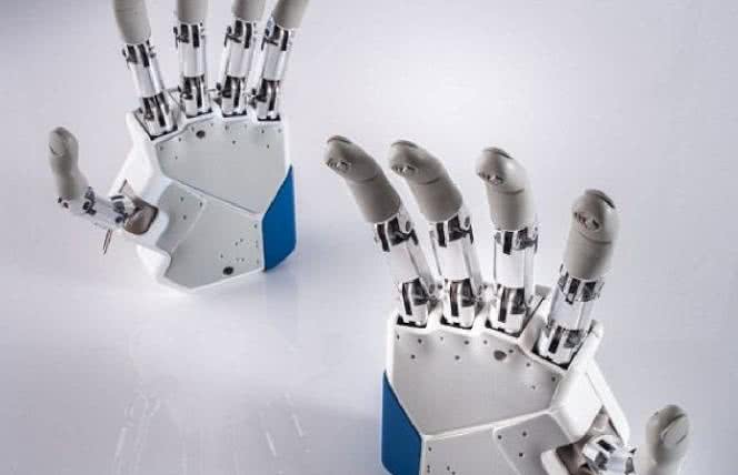 Bioniczna proteza - sztuczna ręka sterowana umysłem