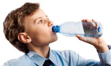 Dziecko pije wodę