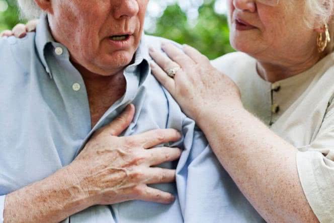 Ściśnij ramię, by zawał nie był śmiertelny!