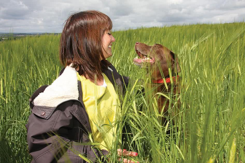 Kobieta z psem w trawie