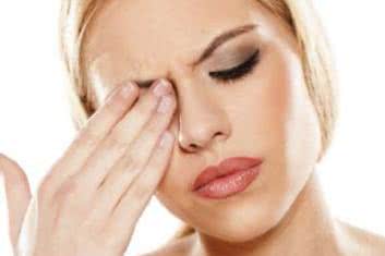 Z zapaleniem spojówek