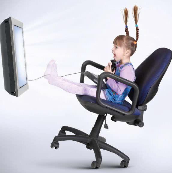 Dziewczynka przed monitorem