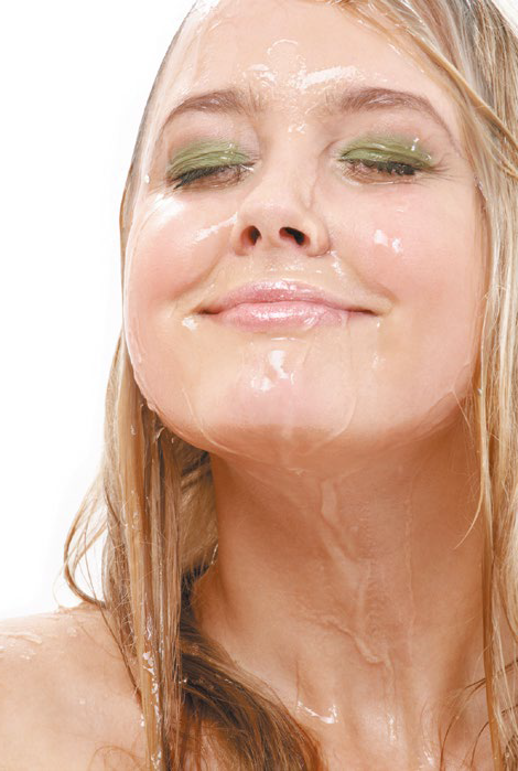 Kobieta z mokrą twarzą