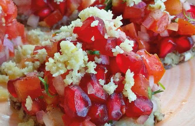 Witariańska bruschetta z granatem