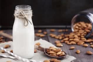 Jak przygotować w domu mleko z orzechów?