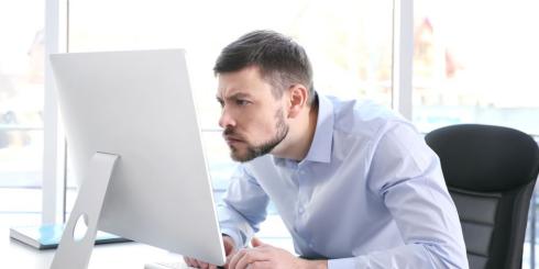 Siedzenie jest szkodliwe dla zdrowia. Jak prawidłowo pracować przy komputerze?