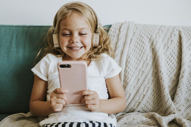 Co warto wiedzieć, kupując dziecku pierwszy telefon?