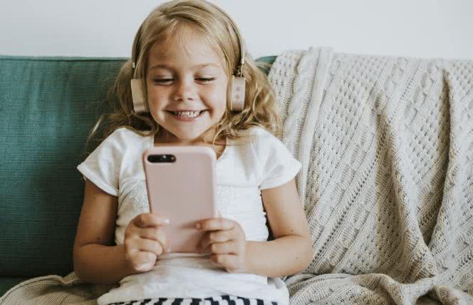 Co warto wiedzieć, kupując dziecku pierwszy telefon?