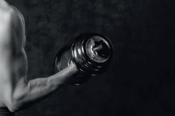 Urazy i uszkodzenia przeciążeniowe w sportach siłowych 