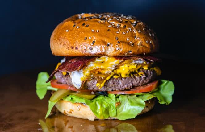 Zamglenie umysłu po hamburgerze? 