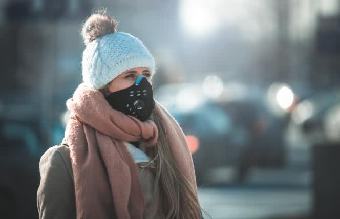Dlaczego warto zdecydować się na maskę, gdy poruszamy się w miejscach z dużą emisją smogu?