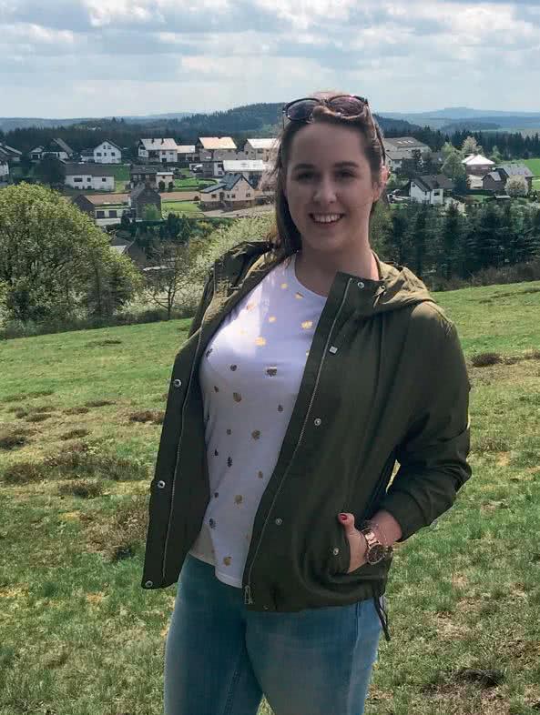 Dziewczyna na łące