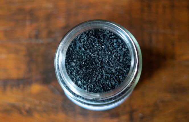 Węgiel aktywny – czym jest i kiedy się stosuje węgiel leczniczy?