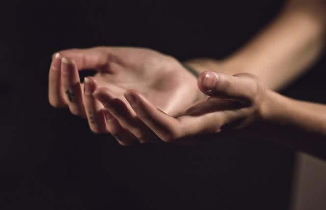 Co oznaczają białe plamki na paznokciach? Czy leukonychia to niedobór wapnia?