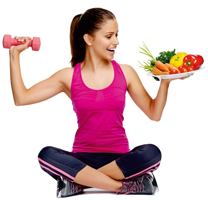 Kobieta w stroju do ćwiczeń z ciężarkiem i talerzem warzyw 