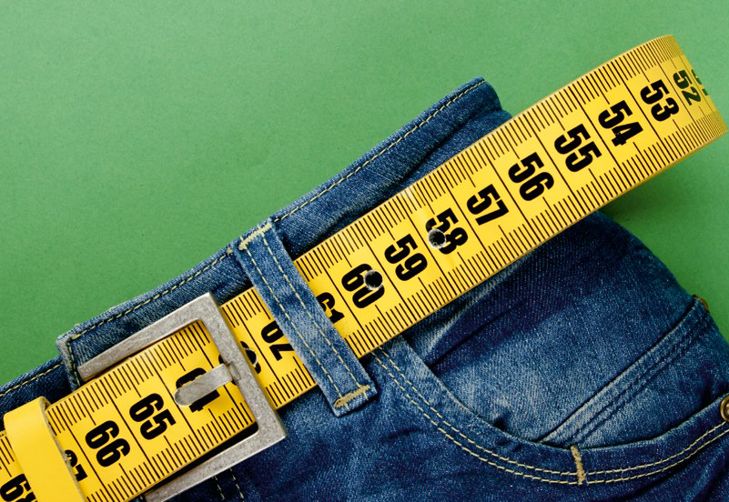 Jeansy z miarką krawiecką zamiast paska