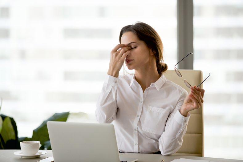 Kobieta przed komputerem