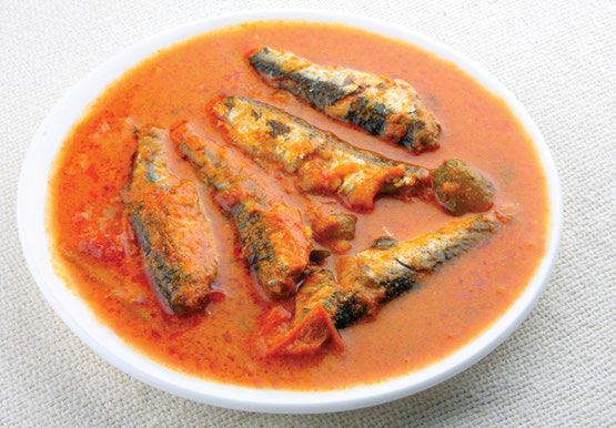 Słodko-pikantne sardynki curry