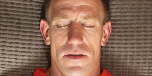 Jak pozbyć się emocjonalnej traumy za pomocą świadomej kontroli oddechu? Historia Matthew Donnachiego