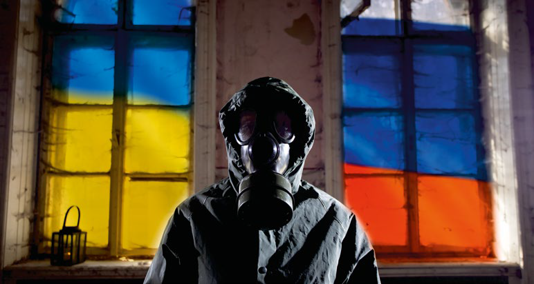 Mężczyzna w masce przeciwgazowej z flagą ukrainy i rosji w tle