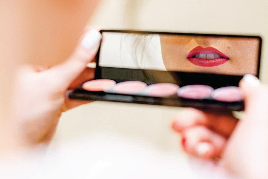 Usta z nałożoną szminką