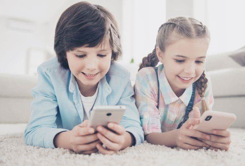Dzieci ze smarfonami