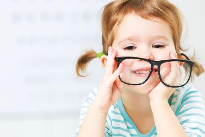 Dlaczego dzieciom psują się oczy? 