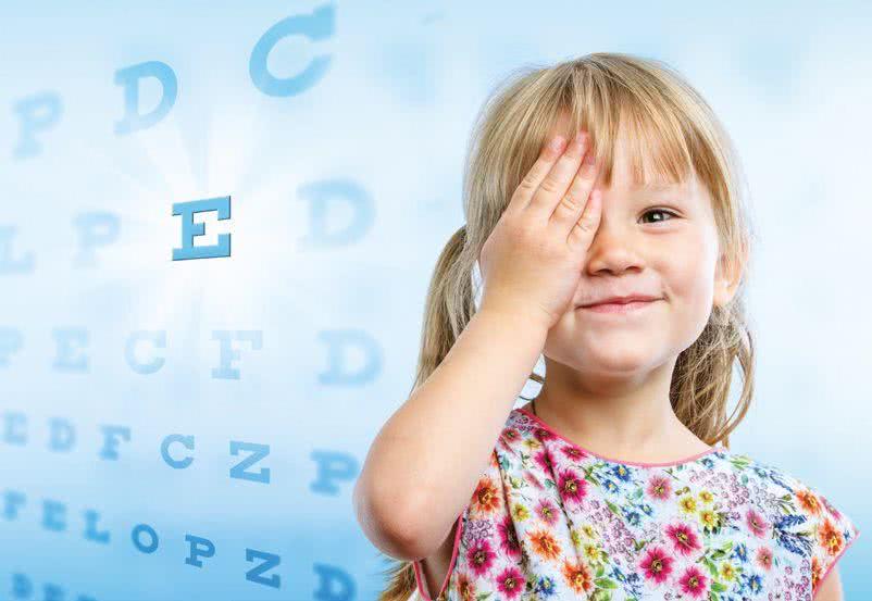 Dziewczynka zasłaniajaca oko