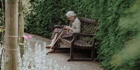 Osteoporoza przyczyną złamanego biodra - jak się leczyć naturalnie?