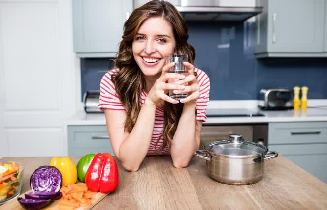 Zwalczanie zakwaszenia – dieta i woda alkaliczna