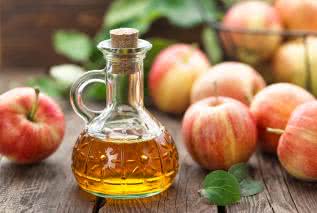 Ocet jabłkowy - właściwości i przepisy. Na co pomaga i jak go pić?