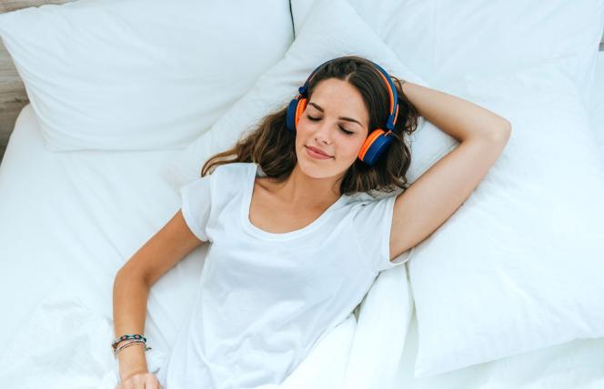 5 korzyści z używania materaca chłodzącego w letnie noce