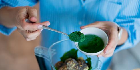Niepozorny zielony proszek oczyszcza organizm z toksyn, wspiera odporność i niszczy wolne rodniki