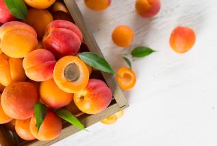 Cukier z pestką? Obalamy mity związane ze spożywaniem owoców