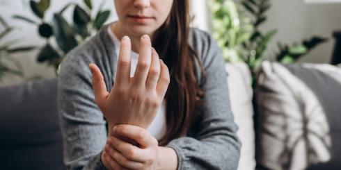Sztywnieją i puchną Ci dłonie? To może być początek groźnej choroby