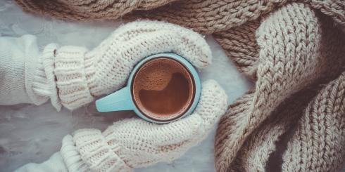 Przemarzłeś? Te napoje rozgrzeją Cię błyskawicznie. I zrobią parę innych dobrych rzeczy