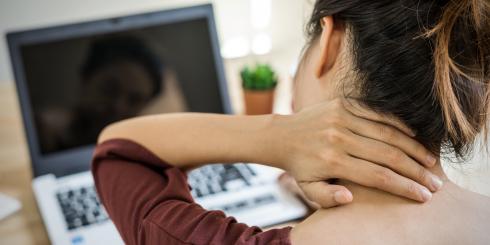 Leki przeciwbólowe zamień na te 3 proste ćwiczenia. Obolały kark Ci podziękuje