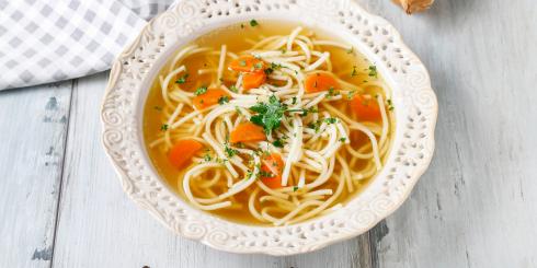 Dodaj te 3 składniki do rosołu, a podwoisz jego leczniczą moc