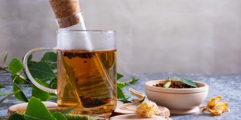 Ból prawie nie do zniesienia, krew w moczu, mdłości. Kamienie nerkowe to istny koszmar. Rozpraw się z nimi ziołami i dietą